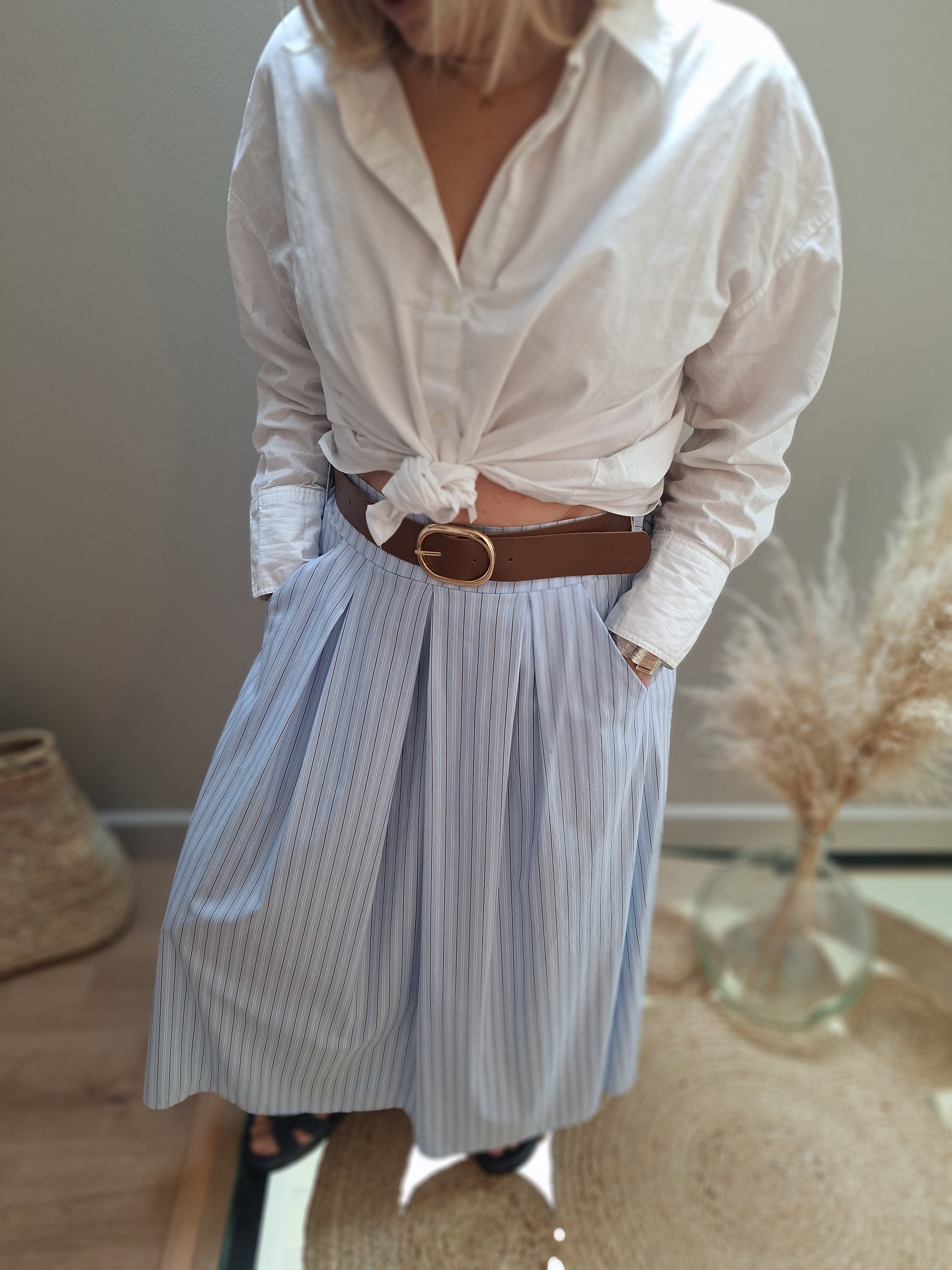 Jupe midi rayée bleu ciel à plis – Taille unique