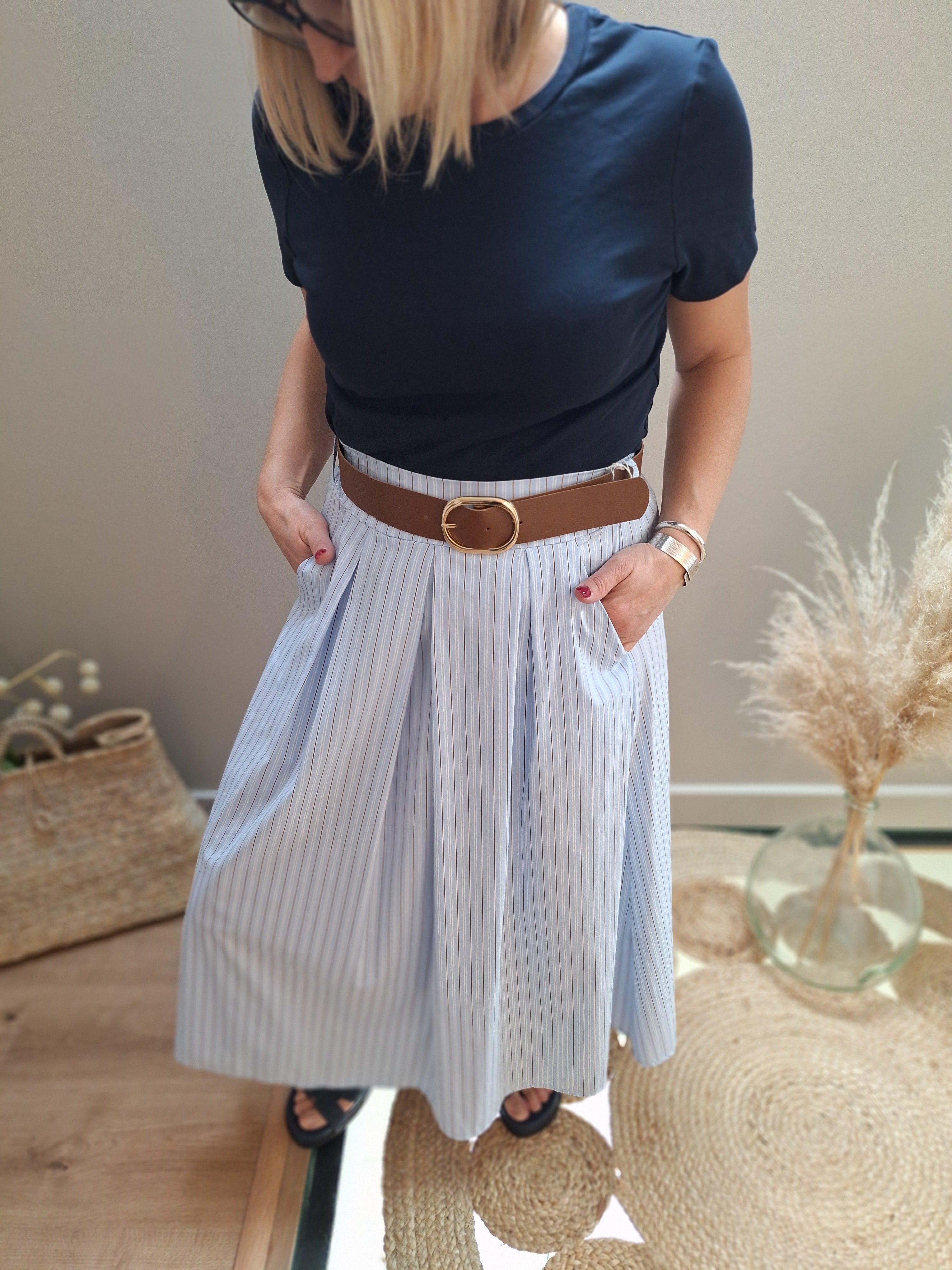 Jupe midi rayée bleu ciel à plis – Taille unique