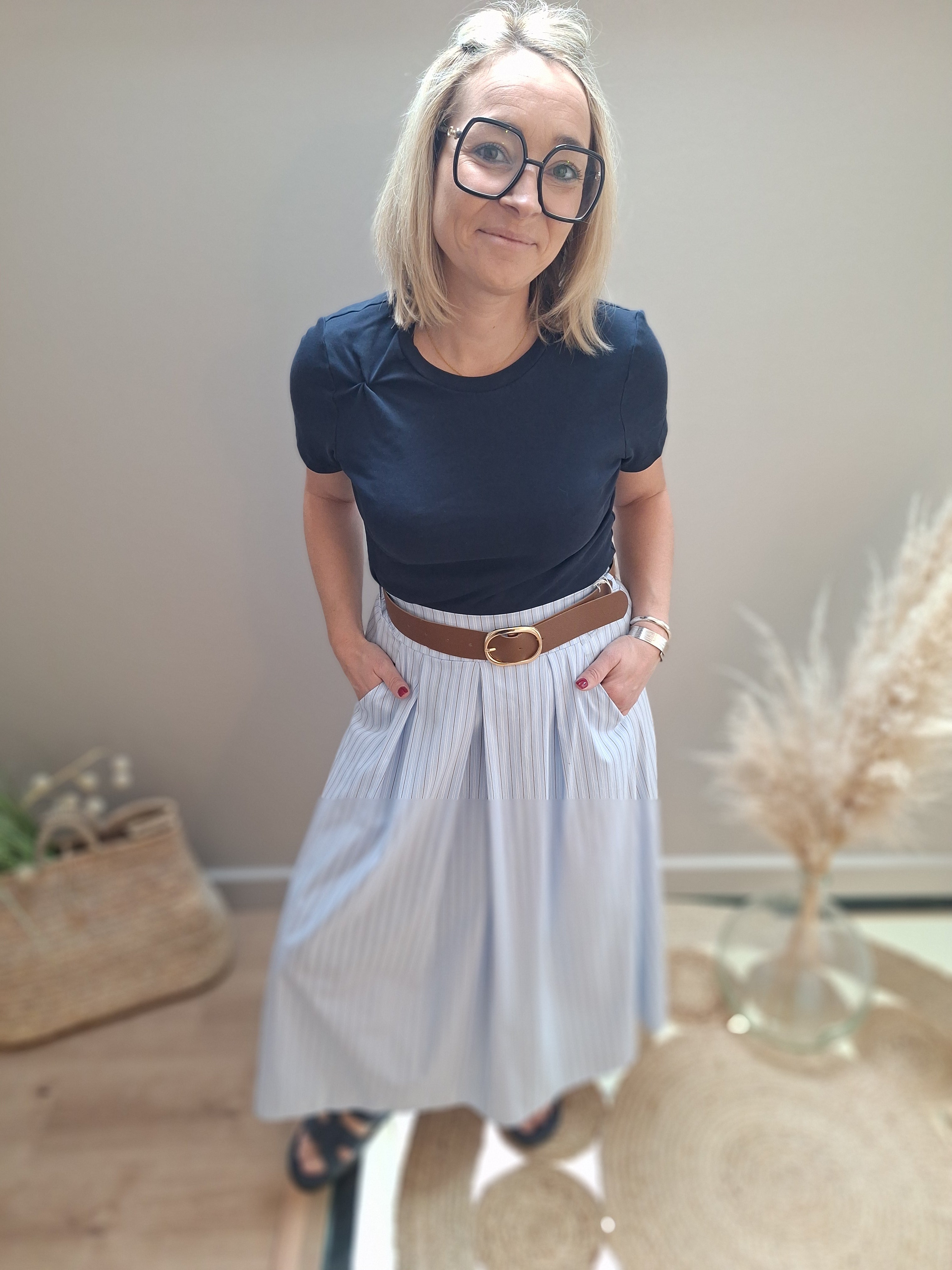 Jupe midi rayée bleu ciel à plis – Taille unique