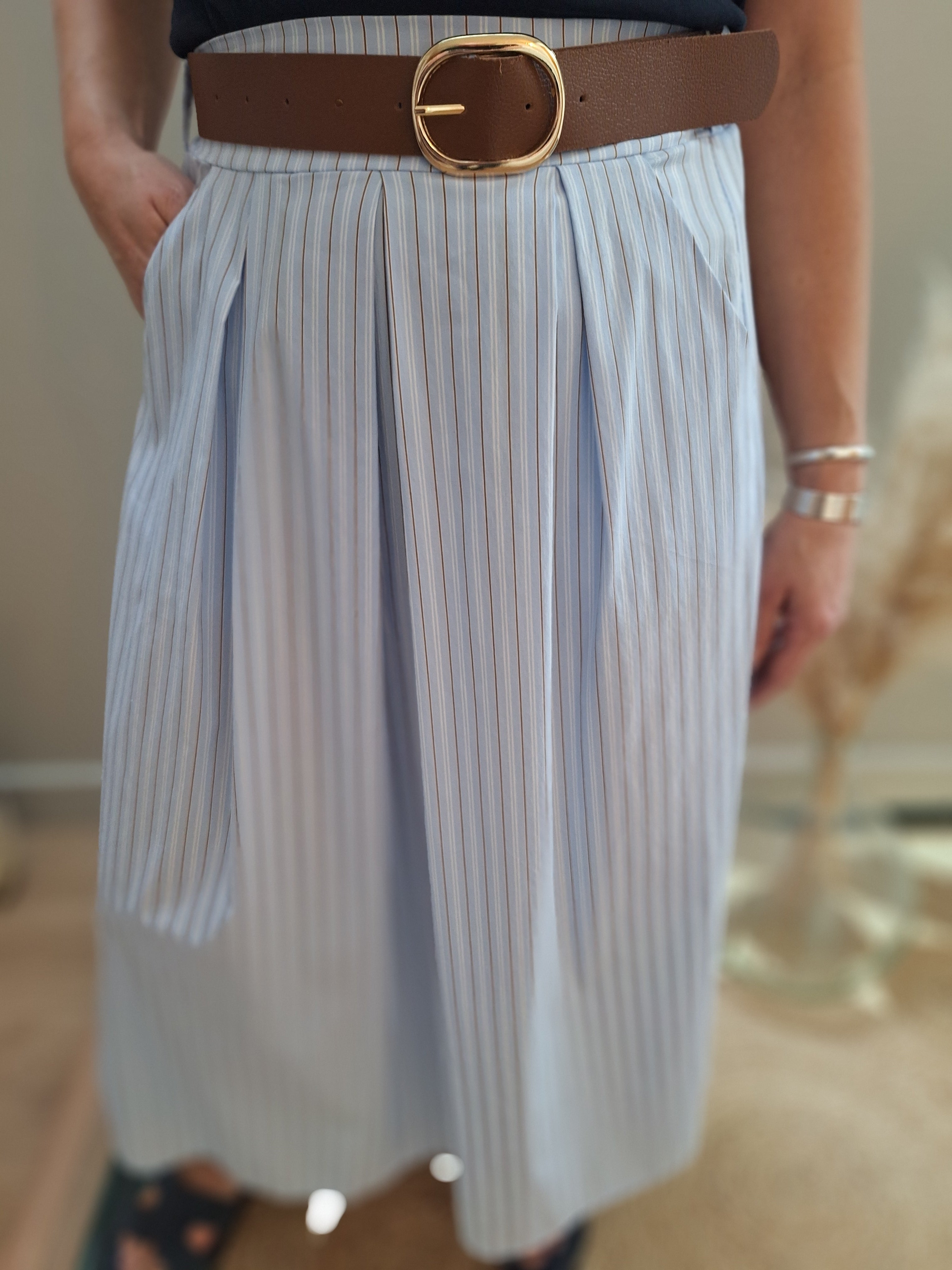 Jupe midi rayée bleu ciel à plis – Taille unique